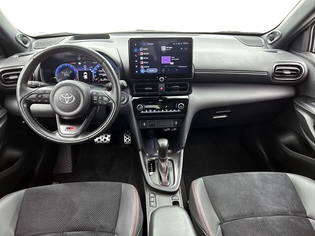 Toyota YARIS Cross 1.5 Hybrid 130 GR SPORT + | JBL | Head-Up Display | Dodehoek detectie | Stoel+Stuurverwarming | LED Matrix | Trekhaak Afneembaar | Elektrische achterklep | Parkeersensoren voor+achter | Navigatie | Apple CarPlay/Andro