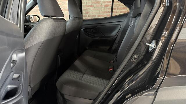 Toyota YARIS Cross 1.5 Hybrid 115 Team D. Winter pakket / Safety Pakket / Afn. Trekhaak / Marter Afweer ( Toyota) / CarPlay Wireless /Camera / PDC voor en achter