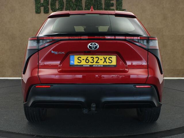 Toyota bZ4X Active 71 kWh SOH 97.9%!! - ORIGINEEL NEDERLANDSE AUTO - TREKHAAK (TREKGEWICHT 750 KG) - ADAPTIEVE CRUISE CONTROL - APPLE CARPLAY/ANDROID AUTO - CLIMATE CONTROL - NAVIGATIE FULL MAP - CAMERA - KEYLESS ENTRY/START