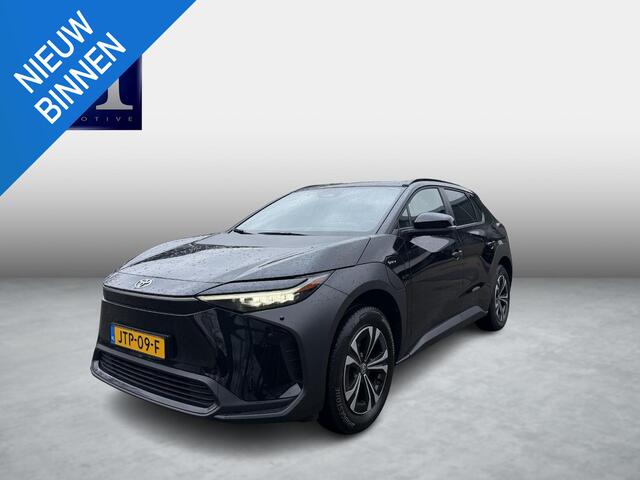 Toyota bZ4X Dynamic 71 kWh SOH 100% | 3-FASE | 5.000 KM | NAVIGATIE | 360° CAMERA + PDC | STUUR- & STOELVERWARMING | ADAPTIEVE CRUISE CONTROL | ELEKTRISCHE ACHTERKLEP | FABRIEKSGARANTIE 3034!