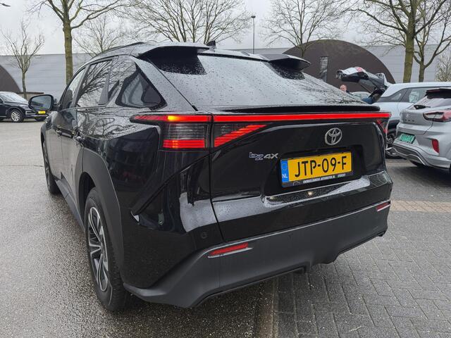 Toyota bZ4X Dynamic 71 kWh SOH 100% | 3-FASE | 5.000 KM | NAVIGATIE | 360° CAMERA + PDC | STUUR- & STOELVERWARMING | ADAPTIEVE CRUISE CONTROL | ELEKTRISCHE ACHTERKLEP | FABRIEKSGARANTIE 3034!