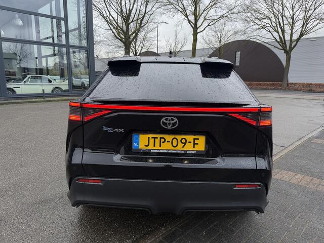 Toyota bZ4X Dynamic 71 kWh SOH 100% | 3-FASE | 5.000 KM | NAVIGATIE | 360° CAMERA + PDC | STUUR- & STOELVERWARMING | ADAPTIEVE CRUISE CONTROL | ELEKTRISCHE ACHTERKLEP | FABRIEKSGARANTIE 3034!
