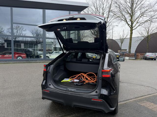 Toyota bZ4X Dynamic 71 kWh SOH 100% | 3-FASE | 5.000 KM | NAVIGATIE | 360° CAMERA + PDC | STUUR- & STOELVERWARMING | ADAPTIEVE CRUISE CONTROL | ELEKTRISCHE ACHTERKLEP | FABRIEKSGARANTIE 3034!