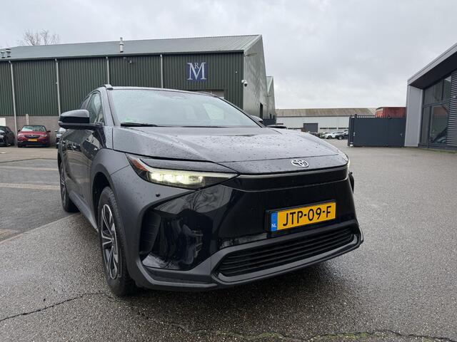 Toyota bZ4X Dynamic 71 kWh SOH 100% | 3-FASE | 5.000 KM | NAVIGATIE | 360° CAMERA + PDC | STUUR- & STOELVERWARMING | ADAPTIEVE CRUISE CONTROL | ELEKTRISCHE ACHTERKLEP | FABRIEKSGARANTIE 3034!
