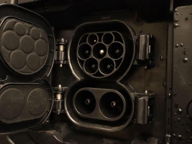 Toyota bZ4X Dynamic 71 kWh - 2 LAADKABELS - ELEKTRISCHE VERSTELLING BESTUURDERSSTOEL - ELEKTRISCH BEDIENBARE ACHTERKLEP - PARKEERSENSOREN VOOR/ ACHTER - STUUR VERWARMD - VOORSTOELEN VERWARMD - NAVIGATIE - M&S BANDEN - DODEHOEK DETECTIE