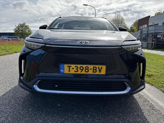 Toyota bZ4X Premium 4WD 71 kWh 3 FASE MEEST LUXE 4WD ALLE OPTIES!!!! TREKHAAK! ORG NL EERSTE EIGENAAR BTW!!!