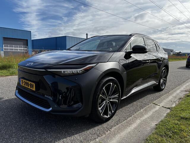 Toyota bZ4X Premium 4WD 71 kWh 3 FASE MEEST LUXE 4WD ALLE OPTIES!!!! TREKHAAK! ORG NL EERSTE EIGENAAR BTW!!!