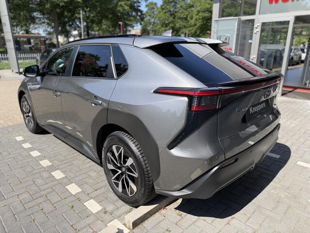 Toyota bZ4X Dynamic 71 kWh | GEEN AFLEVERKOSTEN | Incl. winterset, 360 camera, Elektrische achterklep