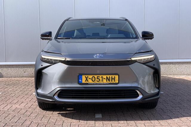 Toyota bZ4X Premium 71 kWh Trekhaak afn / Stuur en voor & achter Stoelverwarming / Stoelventilatie voor / JBL Audio / 360 Camera / Memory / Elektrische achterklep /