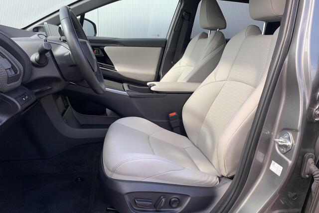 Toyota bZ4X Premium 71 kWh Trekhaak afn / Stuur en voor & achter Stoelverwarming / Stoelventilatie voor / JBL Audio / 360 Camera / Memory / Elektrische achterklep /
