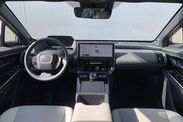 Toyota bZ4X Premium 71 kWh Trekhaak afn / Stuur en voor & achter Stoelverwarming / Stoelventilatie voor / JBL Audio / 360 Camera / Memory / Elektrische achterklep /