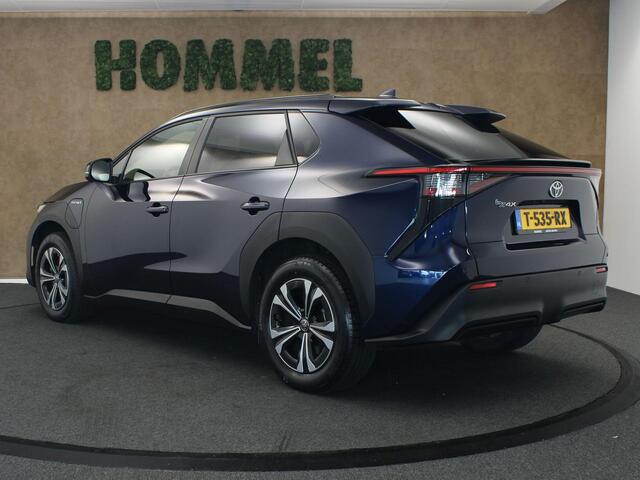 Toyota bZ4X Launch Edition 71 kWh - ORIGINEEL NEDERLANDSE AUTO - AFKOMSTIG VAN 1E EIGENAAR - 3 FASEN LADEN - ELEKTRISCHE ACHTERKLEP - ELEKTRISCH VERSTELBARE BESTUURDERSSTOEL - CAMERA - PARKEERSENSOREN VOOR/ ACHTER - DRAADLOZE TELEFOONLADER - DODEHOEK DETECTIE - KEYLESS ENTRY/ START - VOORSTOELEN VERWARMD