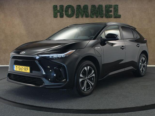 Toyota bZ4X Dynamic 71 kWh - SOH 100% !!!- ORIGINEEL NEDERLANDSE AUTO - VASTE TREKHAAK - TREKGEWICHT 750 KG - PARKEERSENSOREN VOOR/ ACHTER - 3 FASEN - DRAADLOZE TELEFOONLADER - ELEKTRISCHE ACHTERKLEP - STUUR EN STOELVERWARMING - ELEKTRISCH VERSTELBARE BESTUURDERSSTOEL