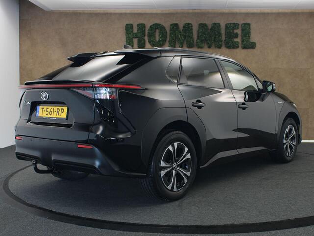 Toyota bZ4X Dynamic 71 kWh - SOH 100% !!!- ORIGINEEL NEDERLANDSE AUTO - VASTE TREKHAAK - TREKGEWICHT 750 KG - PARKEERSENSOREN VOOR/ ACHTER - 3 FASEN - DRAADLOZE TELEFOONLADER - ELEKTRISCHE ACHTERKLEP - STUUR EN STOELVERWARMING - ELEKTRISCH VERSTELBARE BESTUURDERSSTOEL