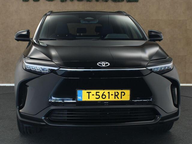 Toyota bZ4X Dynamic 71 kWh - SOH 100% !!!- ORIGINEEL NEDERLANDSE AUTO - VASTE TREKHAAK - TREKGEWICHT 750 KG - PARKEERSENSOREN VOOR/ ACHTER - 3 FASEN - DRAADLOZE TELEFOONLADER - ELEKTRISCHE ACHTERKLEP - STUUR EN STOELVERWARMING - ELEKTRISCH VERSTELBARE BESTUURDERSSTOEL