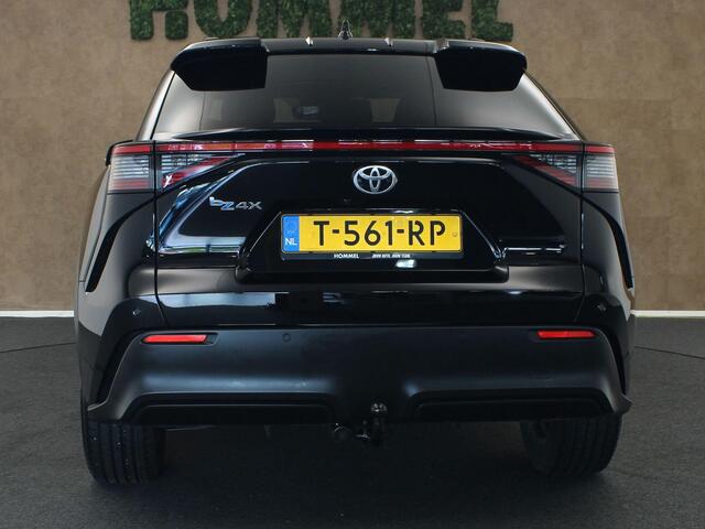 Toyota bZ4X Dynamic 71 kWh - SOH 100% !!!- ORIGINEEL NEDERLANDSE AUTO - VASTE TREKHAAK - TREKGEWICHT 750 KG - PARKEERSENSOREN VOOR/ ACHTER - 3 FASEN - DRAADLOZE TELEFOONLADER - ELEKTRISCHE ACHTERKLEP - STUUR EN STOELVERWARMING - ELEKTRISCH VERSTELBARE BESTUURDERSSTOEL