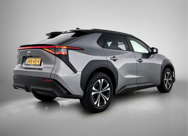 Toyota bZ4X Dynamic 71 kWh | BTW voertuig | Panoramadak | Stoel+stuurverwarming | 360 Camera | Elektrisch verstelbare bestuurdersstoel | Elektrische achterklep | Dodehoek detectie | Parkeersensoren voor+achter |
