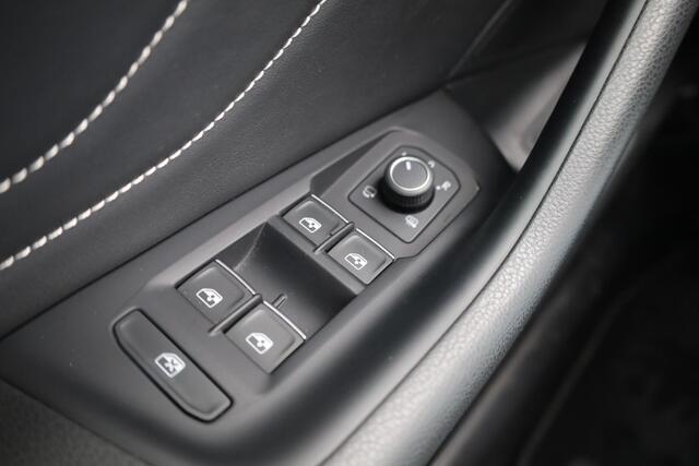 Volkswagen Arteon 1.4 TSI eHybrid R-Line Business+ camera side assist discover pro navigatie LED IQ Matrix ACC leder alcantara digital cockpit pro 4x stoelverwarming travel assist light assist draadloos carplay zwarte dakhemel keyless go spraak bediening draadloos laden