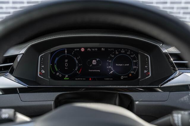 Volkswagen Arteon Shooting Brake 1.4 TSI eHybrid R-Line Business+ | Panoramadak | Trekhaak | Parkeersensoren | Keyless Entry | Elektrische Achterklep | Stoelverwarming voor en achter | iQ Light | Navigatie | Apple Carplay | Android Auto | Plug-in Hybrid (PHEV)