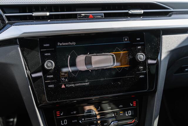 Volkswagen Arteon Shooting Brake 1.4 TSI eHybrid R-Line Business+ | Panoramadak | Trekhaak | Parkeersensoren | Keyless Entry | Elektrische Achterklep | Stoelverwarming voor en achter | iQ Light | Navigatie | Apple Carplay | Android Auto | Plug-in Hybrid (PHEV)