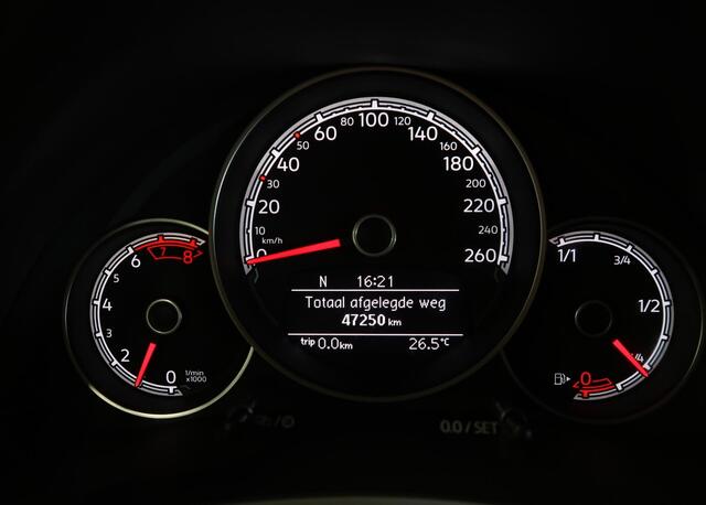Volkswagen BEETLE (NEW) 1.2 TSI Design 2018 Airco-ecc Navigatie App connect Stoelverwarming 18 inch Disc LED Chroompakket Boekjes aanwezig Windscherm Zeer nette auto Lage km.stand