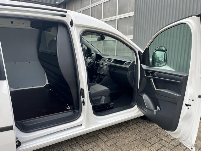 Volkswagen CADDY 2.0 TDI L1H1 Airco Cruise controle Schuifdeur Trekhaak 1400kg trekgewicht Telefoonverbinding Parkeersensoren achter 1e eigenaar 2-Persoons Euro 6