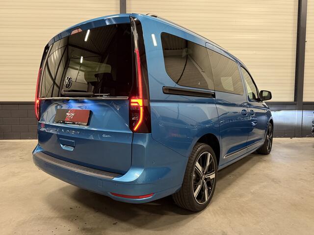 Volkswagen CADDY MAXI 1.5 TSI DSG 7p. PANO/TREKHAAK/VIRTUAL/LED/ACC/CAMERA/LEER-ALCANTARA SP.STOELEN/18"LMV/2XSCHUIFDEUR/KLEUR COSTA AZUL METALLIC/UNIEKE AUTO