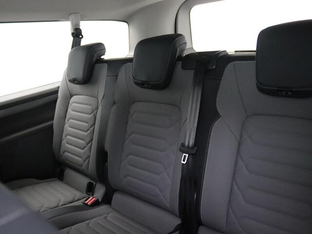 Volkswagen CARAVELLE 2.5 L2H1 eHybrid Style 233PK Aut. incl. BTW en BPM, Leder, 360gr. Camera, Navi, Side Assist, Keyless, Matrix-LED Koplampen, Adaptieve Cruise Control, Trekhaak, 17" LM Velgen, 8-zitpl., Stoel-stuurverwarming