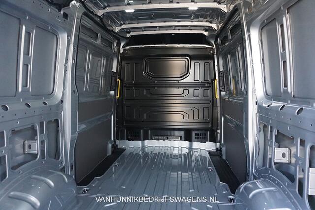Volkswagen CRAFTER 35 2.0 177 L3H3 AUT Navi, Cam, ACC, LED, 2x Schuifdeur, Dual Tone Lak!! NR. T02*