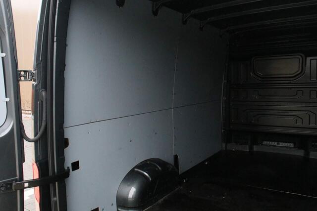 Volkswagen CRAFTER 30 2.0 TDI 140PK L3H3 Comfortline | 3-zits | Parkeersensoren voor/achter | Verwarmbare voorruit | Cruise