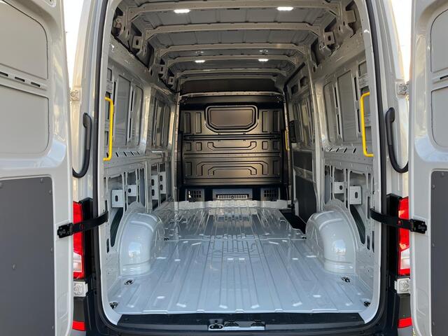 Volkswagen CRAFTER Bedrijfswagens 2.0 35 TDI L3H3 Highline 103kW 140pk 8 versn. auto | Navigatiesysteem Discover Media met 10,4" Touch-kleurendisplay | Volwaardig reservewiel | Middelhoog dak | LED-laadruimteverlichting |