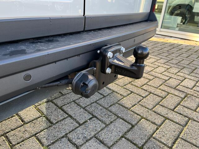 Volkswagen CRAFTER Bedrijfswagens 2.0 35 TDI L3H3 Highline 103kW 140pk 8 versn. auto | Navigatiesysteem Discover Media met 10,4" Touch-kleurendisplay | Volwaardig reservewiel | Middelhoog dak | LED-laadruimteverlichting |