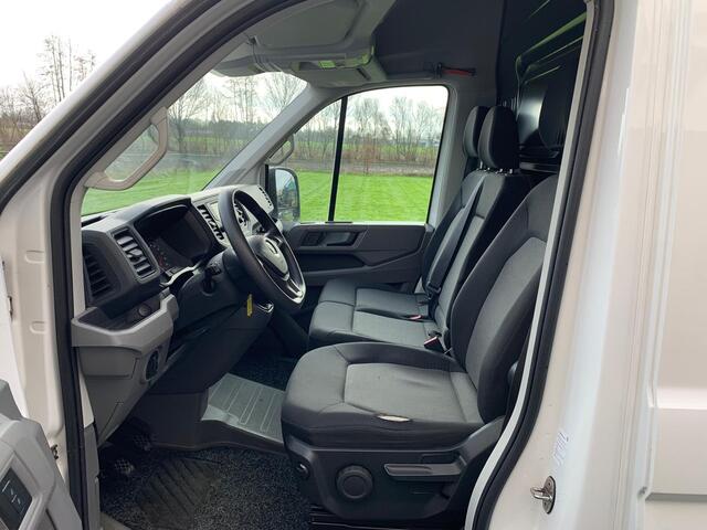 Volkswagen CRAFTER 30 2.0 TDI L3H2 3 Persoons Comfortline Airco Cruise-Control Navigatie Parkeerhulp v/a Licht-Regensensor Dab+ Bluetooth Verwarmbare voorruit+ruitensproeiers Betonplex Lat-om-Lat Betimmering Schuifdeur 1e Eigenaar Euro 6