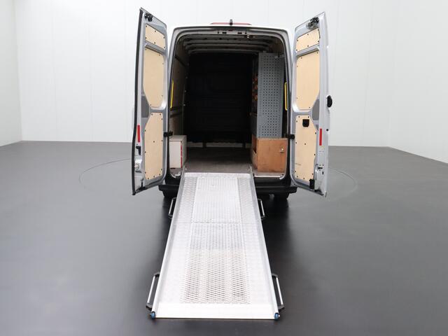 Volkswagen CRAFTER 2.0TDI 140PK L3H3 | Oprijplaat | Trekhaak 3000Kg | Navigatie | Camera | Airco