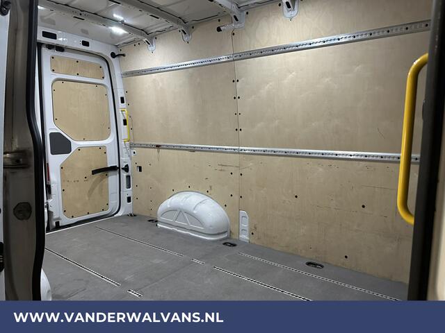 Volkswagen CRAFTER 2.0 TDI 141pk L3H3 L2H2 Euro6 Airco | Camera | Apple Carplay | Android Auto Parkeersensoren, Bijrijdersbank