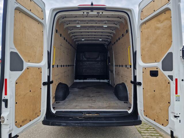 Volkswagen CRAFTER 35 2.0 TDI L4H3 - 140 Pk - Euro 6 - ParkeerCamera - Airco - AppleCarplay AndroidAuto