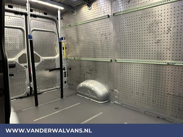 Volkswagen CRAFTER 2.0 TDI 140 pk L3H3 L2H2 Euro6 ** Airco | 3000kg Trekvermogen | Cruisecontrol | Parkeersensoren Bijrijdersbank, verwarmde voorruit, multimedia voorbereiding