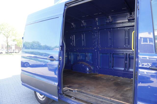 Volkswagen CRAFTER 2.0 TDI 140PK L3H3 Automaat EURO 6 - Airco - Navi - Cruise - ¤ 16.950,- Excl.