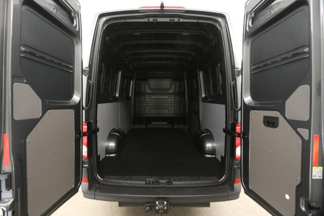 Volkswagen CRAFTER 2.0 TDI DSG HIGHLINE EXCLUSIVE L3H3 | FACELIFT MODEL | BPM VRIJ | NIEUW 3000KG TREKHAAK VIRTUAL ADAPTIVE CRUISE LED 140PK CARPLAY 17"LMV