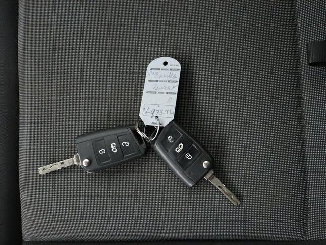 Volkswagen CRAFTER 2.0TDI 140PK DSG Automaat L3H3 | Imperiaal | Trekhaak | Airco | Navigatie | Camera | 3-Persoons
