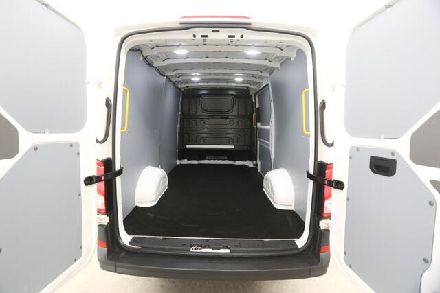Volkswagen CRAFTER 30 2.0 TDI L3H2 140PK 3000KG Trekgew. Automaat Airco Cruise Carplay DSG 3 Persoons Elektrpakket Schuifdeur
