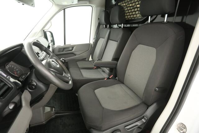 Volkswagen CRAFTER 35 2.0 TDI L3H3 177PK 3500KG Trekgew. Werkbus Airco Camera Carplay Cruise 3 Persoons Imperiaal Trekhaak