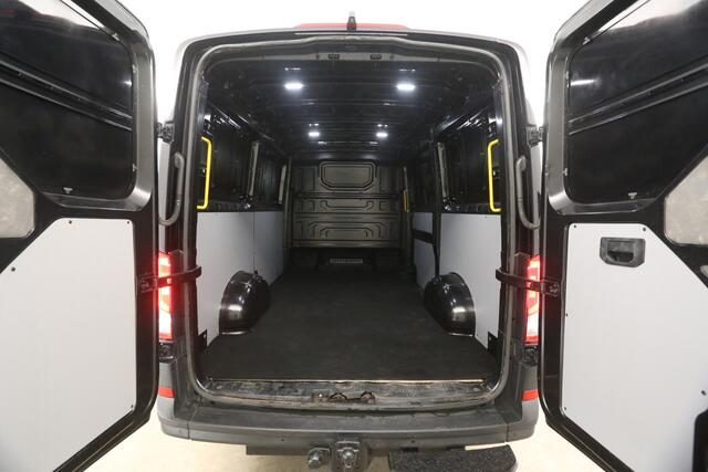 Volkswagen CRAFTER 2.0 TDI L3H2 140PK 3000KG Trekgew. Trekhaak Airco Camera Cruise Carplay 3 Persoons Elektrpakket