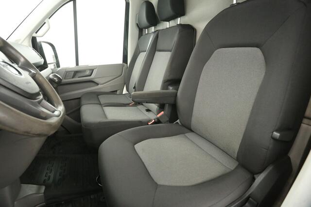 Volkswagen CRAFTER 2.0 TDI L3H2 140PK 3000KG Trekgew. Trekhaak Airco Camera Cruise Carplay 3 Persoons Elektrpakket