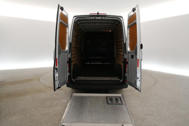 Volkswagen CRAFTER 35 2.0 TDI L4H3 141PK DSG Automaat dHollandia Laadklep Airco Camera Carplay Cruise Navigatie PDC 3 Persoons Sidebars