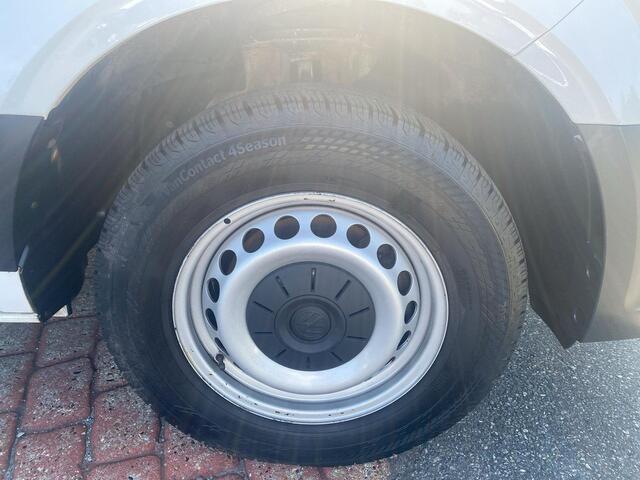 Volkswagen CRAFTER 35 2.0 TDI L3H3 Trendline | 140Pk | Trekhaak | A-Camera | Betimmering | Navi | Cruise |