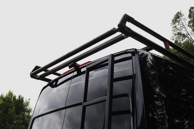 Volkswagen CRAFTER 35 2.0 TDI 177 pk Highline L3H3 | LED | Achteruitrijcamera | Trekhaak | Imperiaal | 17 inch | Verwarmbare voorruit | Alarm