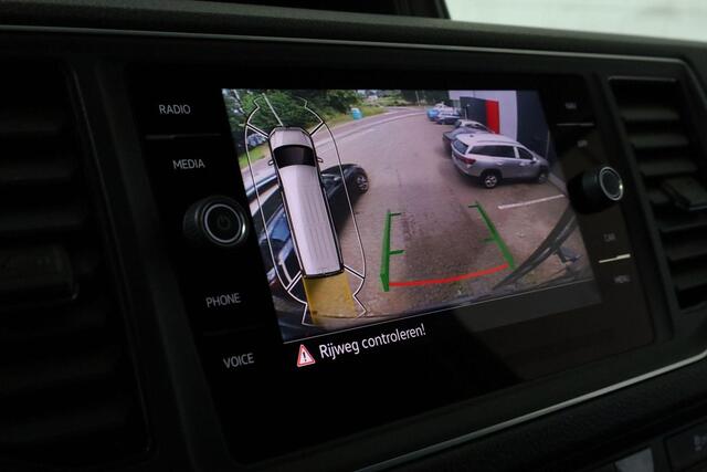 Volkswagen CRAFTER 35 2.0 TDI 177 pk Highline L3H3 | LED | Achteruitrijcamera | Trekhaak | Imperiaal | 17 inch | Verwarmbare voorruit | Alarm