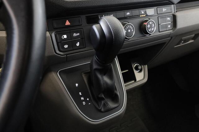 Volkswagen CRAFTER 35 2.0 TDI 177 pk Highline L3H3 | LED | Achteruitrijcamera | Trekhaak | Imperiaal | 17 inch | Verwarmbare voorruit | Alarm