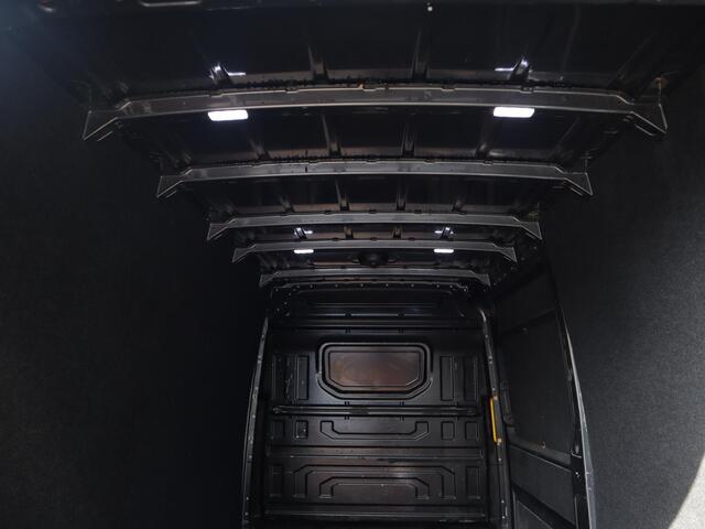 Volkswagen CRAFTER 35 2.0 TDI L3H2 DC Highline | Cruise adapt. | 360° PDC + camera | Airco | Multimedia | 3-zits |